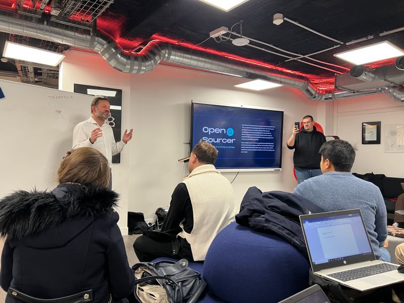 Premier meetup OpenSourcer chez Holberton School France, La Défense : salle comble, écran « Open Sourcer », la communauté parisienne du sourcing réunie.
